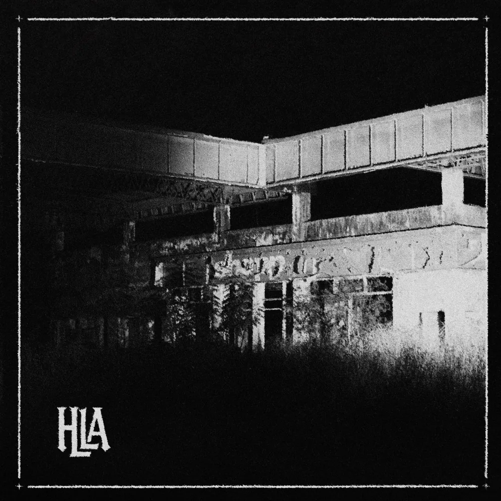 Tapa de «Paisajes Negros»: fotografía nocturna en blanco y negro de una construcción de adobe, con el monograma HLA.